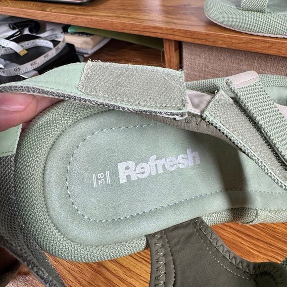 Refresh Sandals Women Size 7.5 Green Mint Adjustable Strap NWOT Spring Walking - Picture 2 of 3
